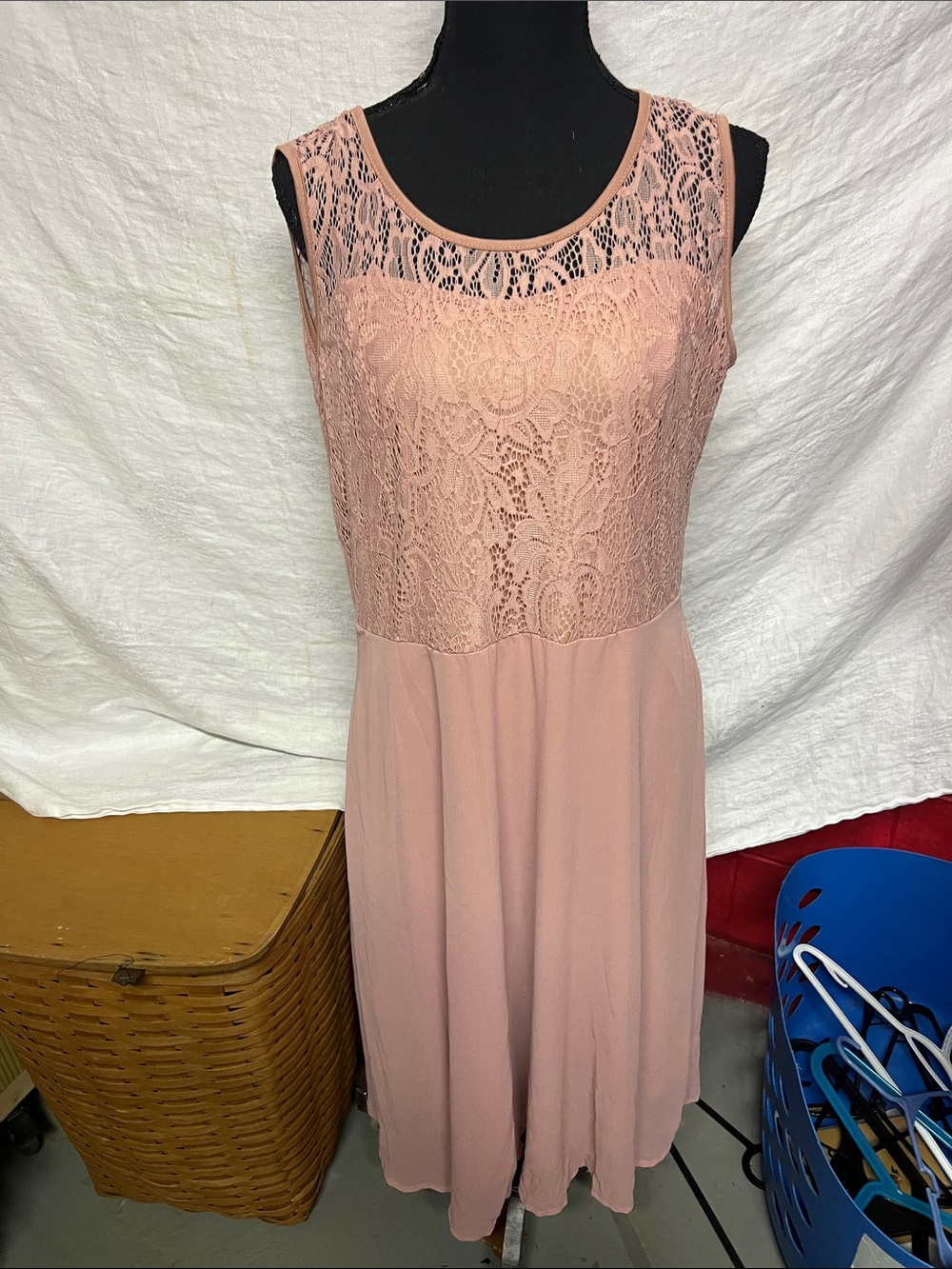 Sleeveless Lace Bodice Midi Dress in Blush Pink